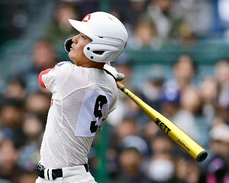 <p>　神村学園―智弁学園　タイブレークの１０回表智弁学園１死満塁、太田が決勝の中犠飛を放つ＝甲子園</p>
