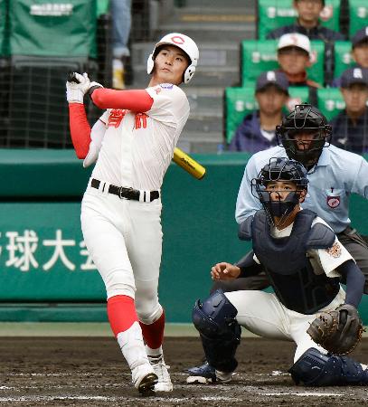 <p>　神村学園―智弁学園　タイブレークの１０回表智弁学園１死満塁、太田が決勝の中犠飛を放つ。捕手川本＝甲子園</p>