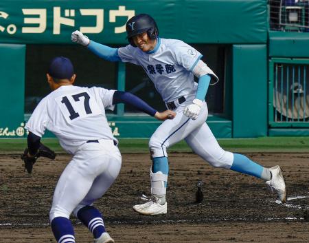 　大垣日大―山梨学院　７回裏山梨学院２死満塁、石井が中前に勝ち越しの２点打を放ちガッツポーズ。投手太田＝甲子園