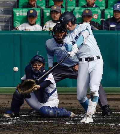 <p>　大垣日大―山梨学院　７回裏山梨学院２死満塁、石井が中前に勝ち越しの２点打を放つ。捕手高田＝甲子園</p>