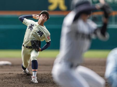 <p>　東北戦で完投した英明・松本倫＝甲子園</p>