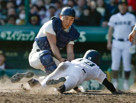 <p>　三重―大阪桐蔭　９回裏三重２死二塁、秋山の左前打で本塁を突いた二走中森をタッチアウトにする捕手藤田＝甲子園</p>