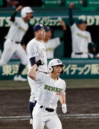 <p>　専大松戸―九州国際大付　８回裏、３ランを放ちガッツポーズする専大松戸・吉田＝甲子園</p>