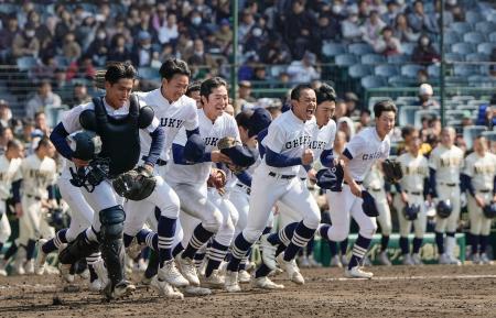 <p>　八戸学院光星に勝利し、駆け出す中京大中京ナイン＝甲子園</p>