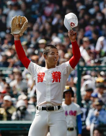 <p>　花咲徳栄を破り、喜ぶ智弁学園・杉本＝甲子園</p>