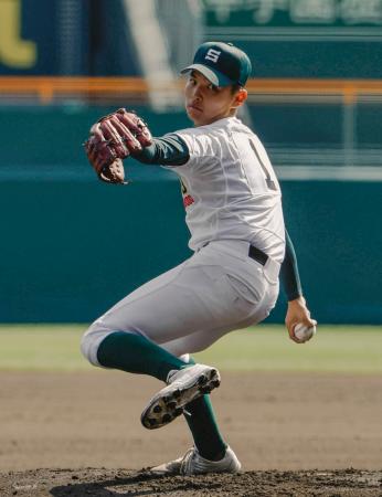 <p>　山梨学院戦に先発した専大松戸・門倉＝甲子園</p>