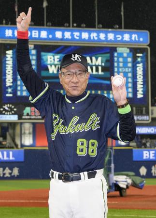 <p>　ＤｅＮＡとの開幕戦で監督としての初勝利を挙げ、ウイニングボールを手にポーズをとるヤクルト・池山監督＝横浜</p>