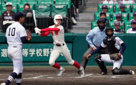 　中京大中京―智弁学園　６回裏智弁学園２死一、三塁、馬場井が左前に同点打を放つ。投手太田、捕手津末＝甲子園