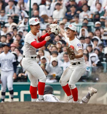 <p>　中京大中京戦で完投し、逢坂（右）と喜ぶ智弁学園・杉本＝甲子園</p>