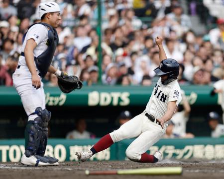 <p>　専大松戸―大阪桐蔭　８回裏大阪桐蔭１死三塁、岡安の二ゴロで藤田が決勝の生還。捕手吉岡＝甲子園</p>