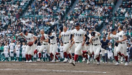<p>　専大松戸に勝利し、駆け出す大阪桐蔭ナイン＝甲子園</p>