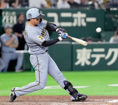<p>　９回阪神１死、森下が左越えに本塁打を放つ＝東京ドーム</p>