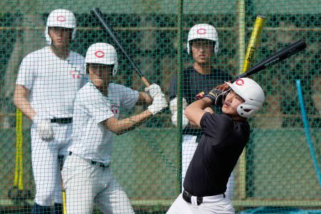<p>　打撃練習する智弁学園ナイン＝兵庫県西宮市</p>