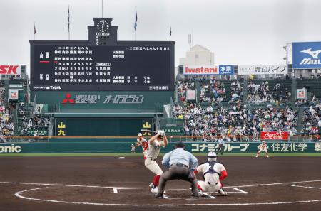 <p>　甲子園球場で始まった第９８回選抜高校野球大会決勝の智弁学園―大阪桐蔭戦</p>