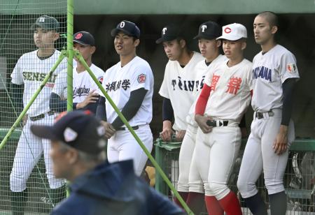 <p>　野球のＵ―１８日本代表候補の強化合宿で、実戦形式の練習を見つめる投手陣＝奈良県内</p>