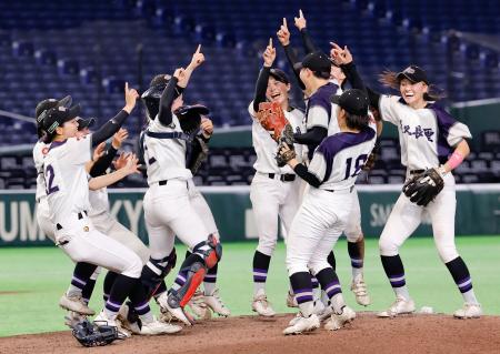 <p>　履正社を下して初優勝を果たし、喜ぶ佐久長聖ナイン＝東京ドーム</p>