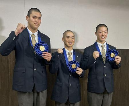 <p>　選抜高校野球大会の優勝報告会を終え、取材に応じる大阪桐蔭の黒川虎雅主将（中央）ら＝７日、大阪府大東市</p>