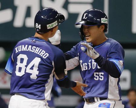 <p>　５回、プロ初本塁打となる２ランを放ちコーチとタッチする西武・仲三＝みずほペイペイドーム</p>