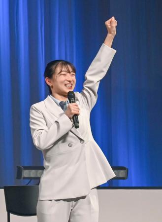 <p>　母校の神戸学院大の入学式で、後輩たちにエールを送る坂本花織さん＝７日、神戸市</p>