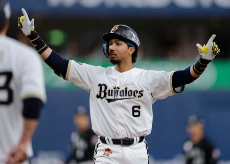 <p>　７回、勝ち越し打を放ちポーズをとるオリックス・宗＝京セラドーム</p>