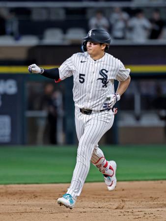 　レイズ戦の９回、５号２ランを放ち、塁を回るホワイトソックス・村上＝シカゴ（共同）