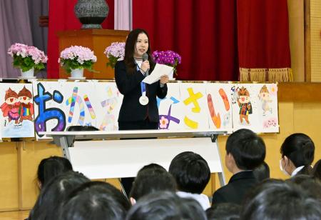 　母校の小学校で開かれた祝賀会であいさつするフィギュアスケート・アイスダンスの吉田唄菜＝１５日、岡山県倉敷市