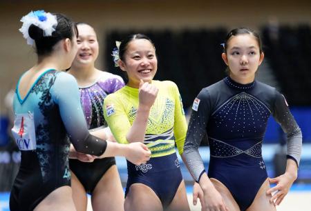 <p>　女子個人総合予選の最終順位を確認し笑顔の西山実沙（右から２人目）＝高崎アリーナ</p>