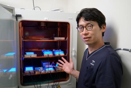 <p>　青色ＬＥＤを使った悪性腫瘍の新たな治療法の開発に取り組む徳島大の西庄俊彦准教授</p>