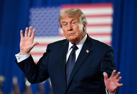 　２２日、米ニューヨーク州サファーンで開かれた会合で演説後に踊るトランプ大統領（ゲッティ＝共同）