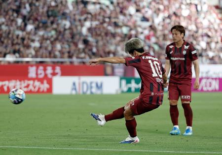 　神戸―鹿島　前半、直接ＦＫで先制ゴールを決める神戸・大迫＝ノエスタ