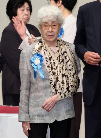 　左肩を痛めた状態で、北朝鮮による拉致被害者の帰国を求める「国民大集会」に出席した横田早紀江さん＝３０日午後、東京都千代田区