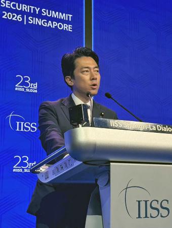 　アジア安全保障会議で演説する小泉防衛相＝３１日、シンガポール（共同）
