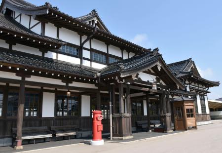 　保存修復工事を終えた「旧大社駅」の駅舎＝４月、島根県出雲市