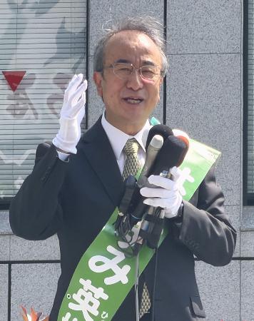 　街頭演説する花角英世氏＝１４日午前、新潟市
