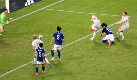 　日本―アイスランド　後半、ヘディングで先制ゴールを決める小川（右から２人目）＝ＭＵＦＧスタジアム