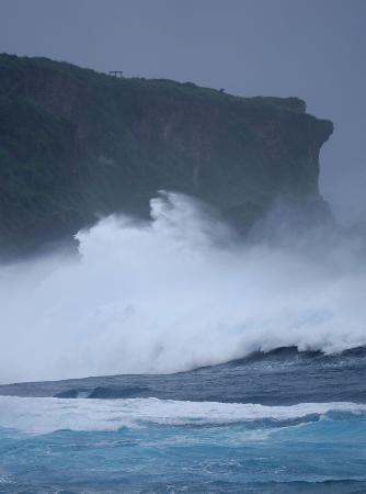 　打ち寄せる高波