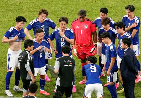 　アイスランド戦の後半、飲水タイムに指示を聞く小川（１９）ら日本代表＝ＭＵＦＧスタジアム