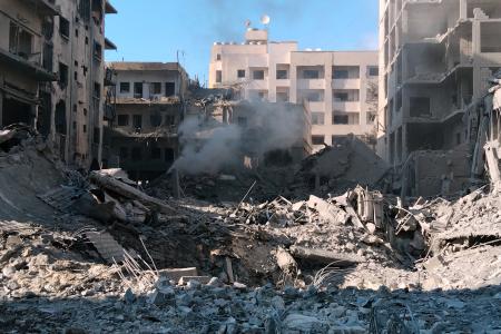 　イスラエルの空爆で破壊された建物＝５月３１日、レバノン南部ティール（ＡＰ＝共同）