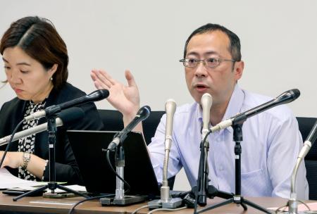 　広陵高野球部の暴力問題で記者会見する第三者委の那須寛弁護士（右）＝１日午後、広島市