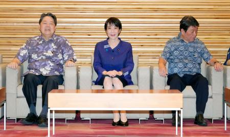 　「かりゆしウエア」を着て閣議に臨む（左から）林総務相、高市首相、茂木外相＝２日午前、首相官邸