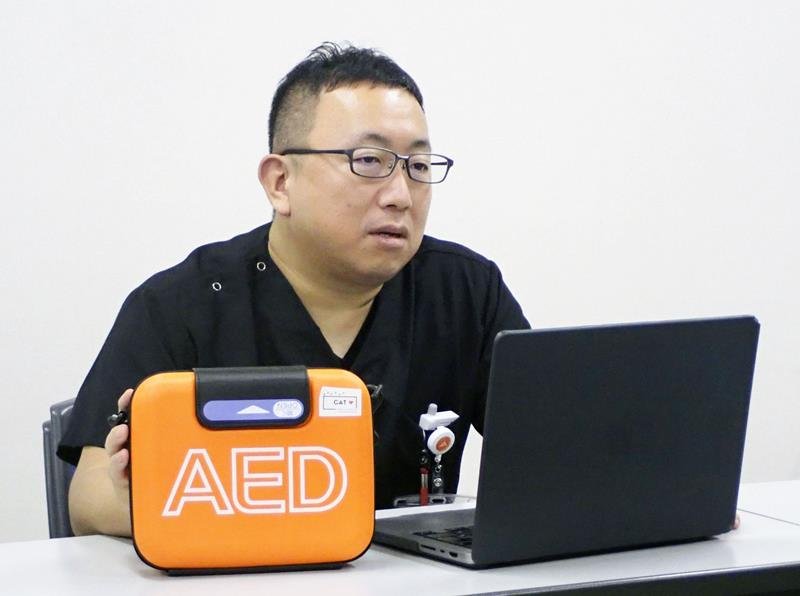ＡＥＤを使うための準備の大切さを訴える本間洋輔・千葉市立海浜病院統括部長＝千葉市（共同）