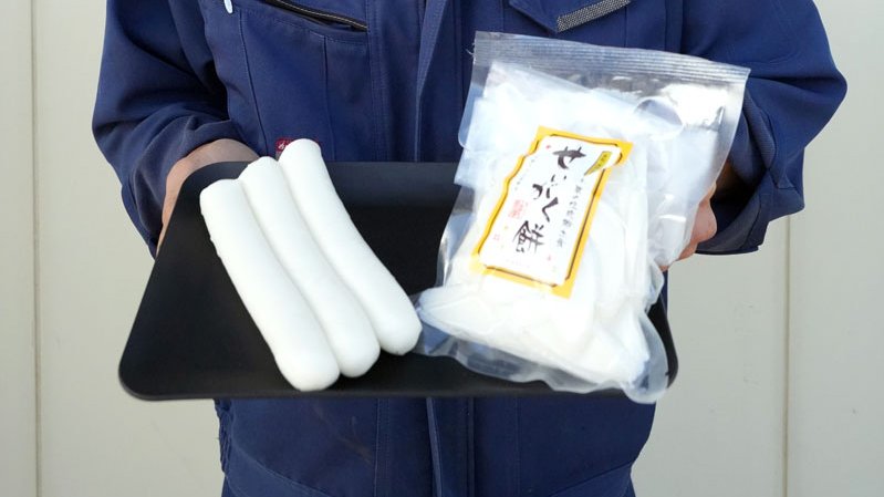 オオナギファームで製造した「性学もち」と大极さん=旭市
