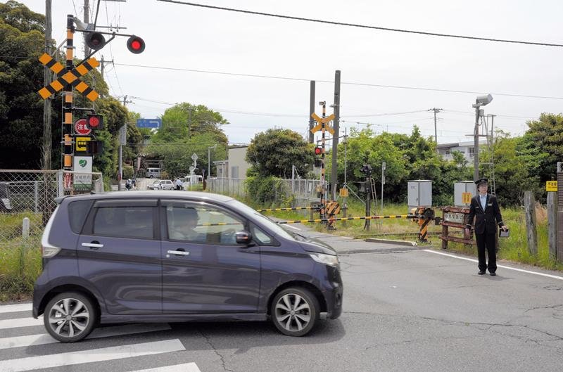 1時間半近く遮断機が下りたままになった銚子電鉄の妙見堂踏切=7日午後0時12分、銚子市東芝町