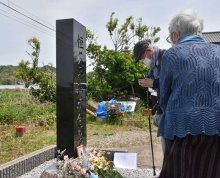 米軍の列車銃撃「市部瀬の惨劇」忘れない　祈念碑設置から１０年、平和願う　鋸南で献花式