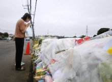 「かわいい子」「生き返って」　悼む姿絶えず　雨の献花台、再発防止願う　八街児童５人死傷事故