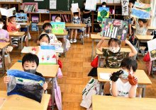 ７波下、緊張の新学期　リモート始業式、欠席児童も参加　自由研究、笑顔で披露