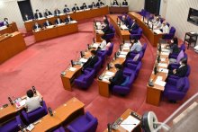 質問厳格化　賛否で紛糾　２０分→答弁含め４０分　半数に別室対応要請　「役割損なう」反対根強く　コロナ対策巡り佐倉市議会