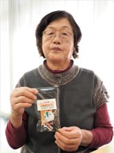 新入生に手作りお守り　ＪＡきみつ女性部長・若林利枝さん（６８）　【ひと模様】