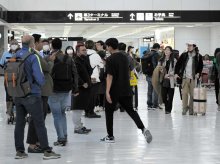 ＜マスク自己判断スタート＞成田空港、素顔で出発する人も　大半は着用継続　学校は新年度から緩和
