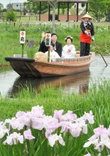 嫁入り舟で晴れ姿披露　来園者から温かい祝福　香取・あやめパーク